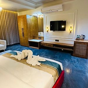 King Room Pool View